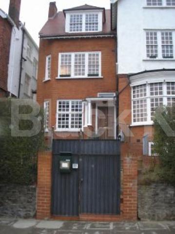 			3 Bedroom, 1 bath, 1 reception Flat			 Bracknell Gardens, HAMPSTEAD NW3